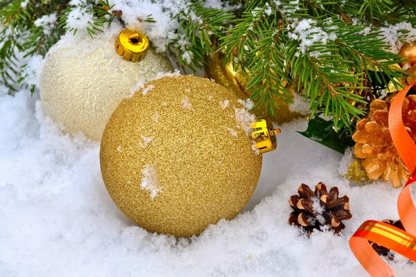 Weihnachtskugeln und andere Dekorationen für den Weihnachtsbaum