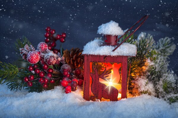 Décoration de Noël sous la forme d une lanterne enneigée