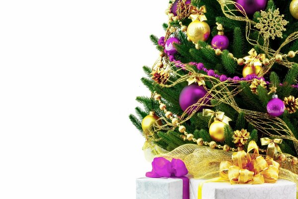 Árbol de Navidad verde decorado con juguetes de Navidad y rodeado de regalos de año nuevo