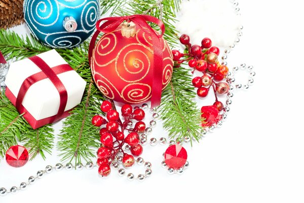 Boîtes de vacances avec des cadeaux, des boules de Noël et des décorations