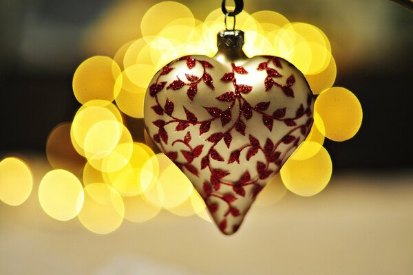 Новогоднее украшение в форме сердца с красными узорами