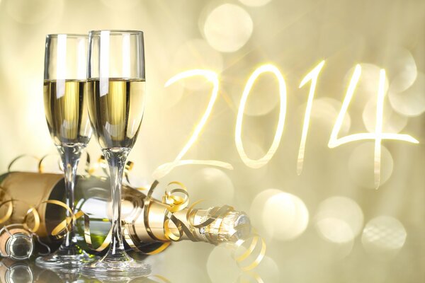 Pocztówka na Nowy Rok 2014 z parą kieliszków szampana i serpentyną