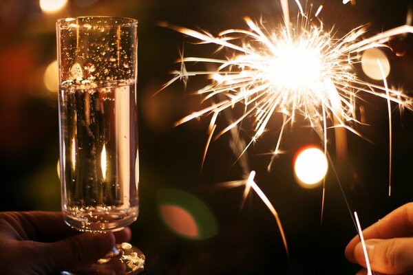 Sparkler e bicchiere di champagne