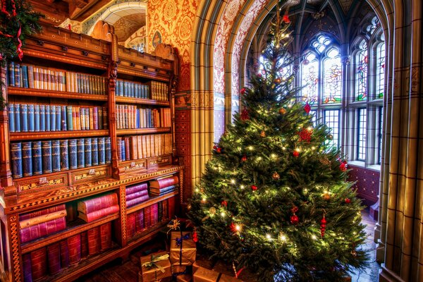 Regalos de Navidad bajo el árbol decorado