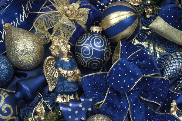 Weihnachtskugeln aus Gold und Blau