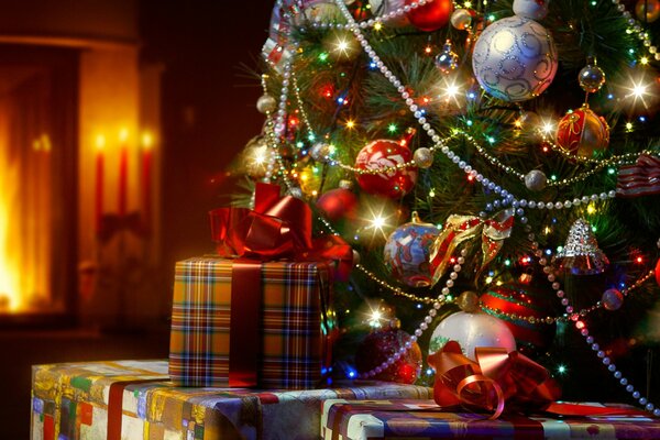 Arbre de Noël, décorations, cadeaux