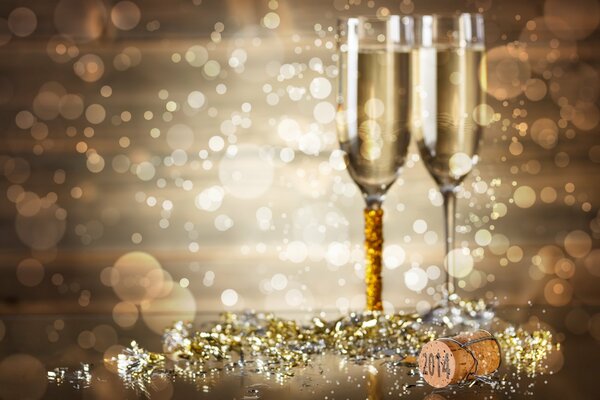 Deux verres de champagne dans le nouvel an sur fond d or