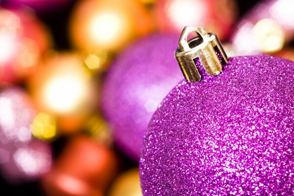 Bolas de lentejuelas en el árbol de Navidad