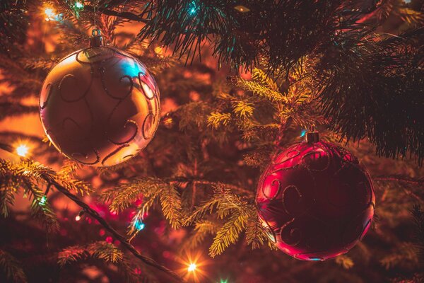 Nouvel an, guirlandes et boules de Noël