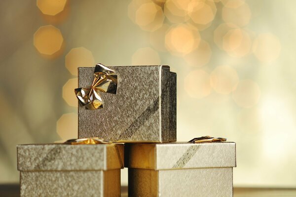 Frohe Weihnachten für euch! Die Geschenke sind in goldenen Schachteln mit einer Schleife verpackt!