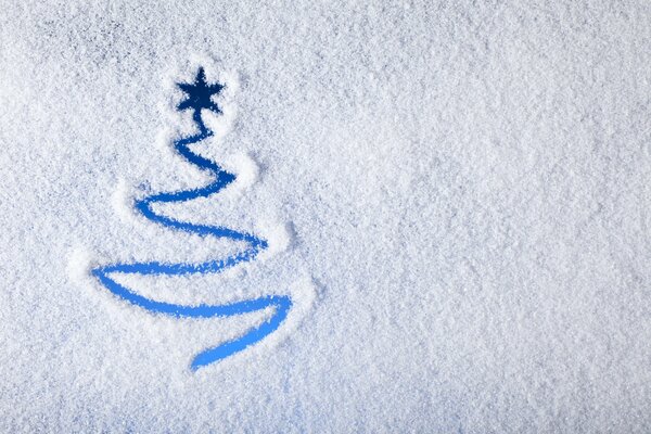 Disegno con il dito sulla neve sotto forma di un albero di Natale