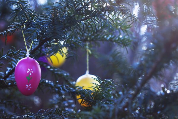 Giocattoli di Natale su un bellissimo abete