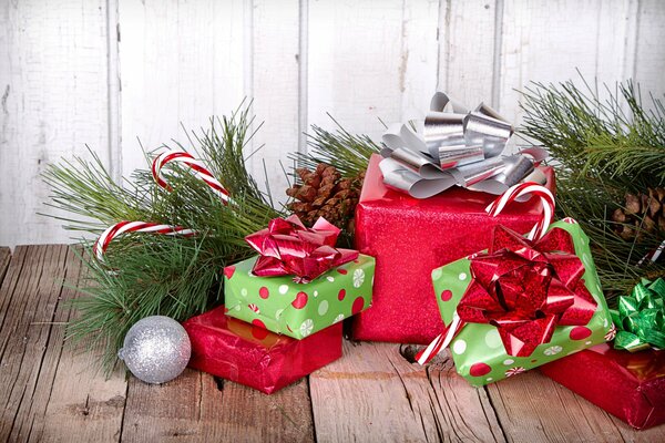 Boîtes-cadeaux rouges sur fond de branches de sapin