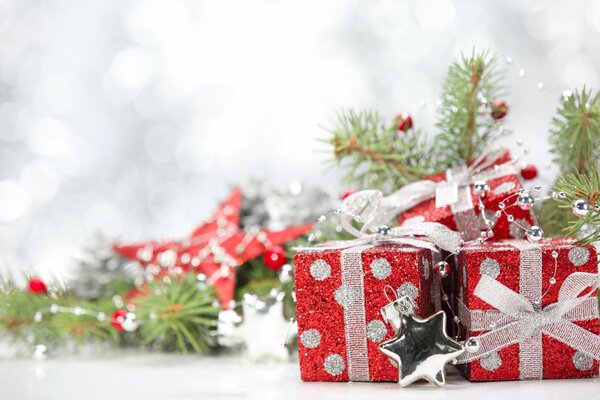 Décorations de Noël et cadeaux emballés