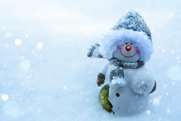 Świąteczny bałwan uśmiecha się na śniegu
