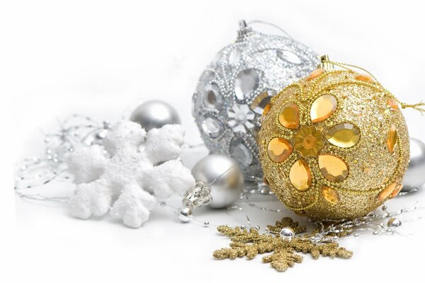 Boules de Noël de Noël et flocons de neige sur l arbre de Noël