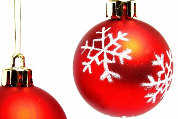 Rote Christbaumkugeln mit Schneeflocken