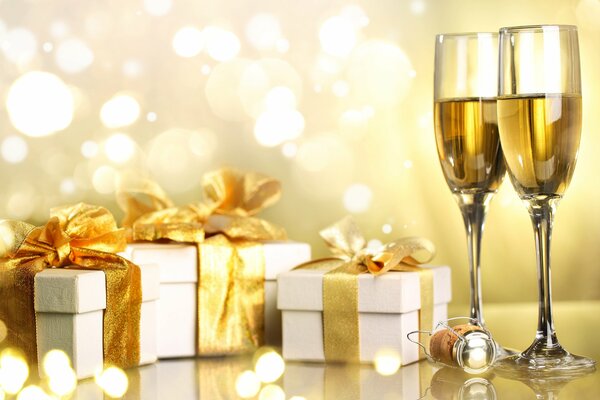 Pocztówka z symboliką świąteczną w postaci pudełek na prezenty i szampana