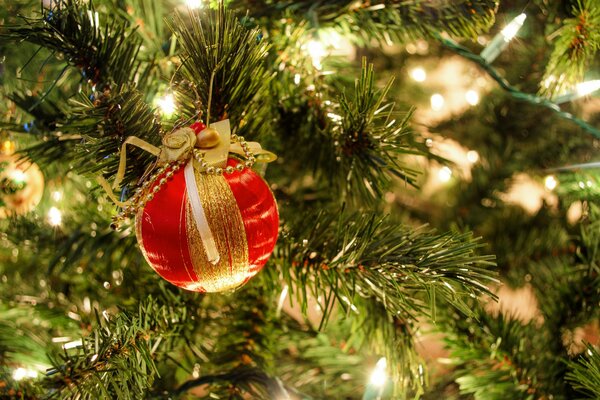 Foto del árbol de Navidad para el Año nuevo. Bola de Navidad en la foto del árbol de Navidad con guirnalda