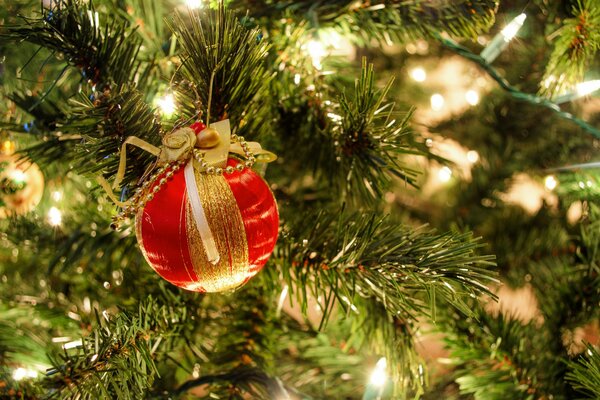 Foto di un albero di Natale festivo per il nuovo anno. Palla di Natale sull albero di Natale foto con ghirlanda