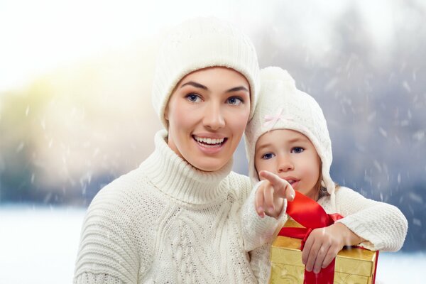 Hiver neigeux. Célébrer Noël maman avec sa fille