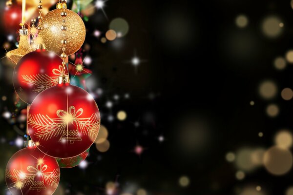 Kartka świąteczna na Nowy Rok i Boże Narodzenie z czerwonymi i złotymi kulkami na ciemnym tle