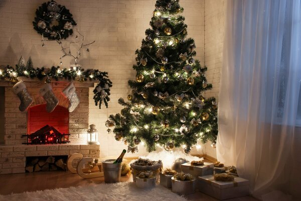 Geschenke unter dem Weihnachtsbaum in der Ecke am Kamin