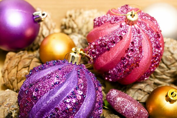 Palline festive di diversi colori