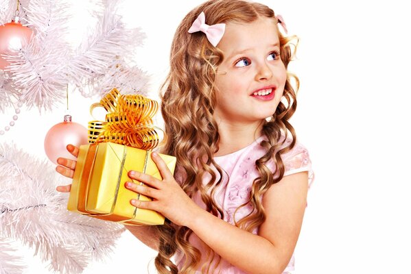 Kartka noworoczna z dziewczyną z pięknymi lokami i prezentem w ręku