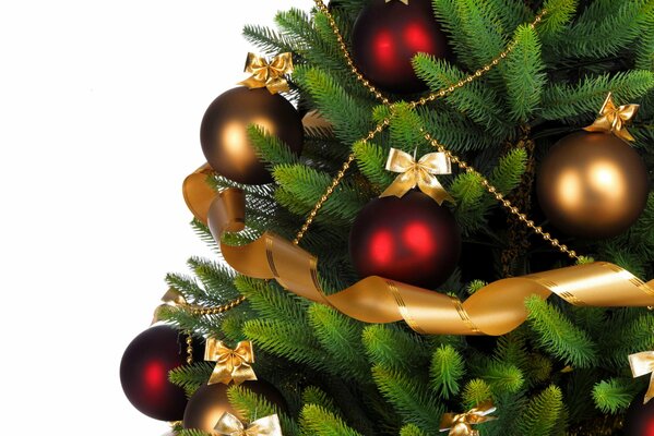Árbol de Navidad verde decorado con bolas y cintas