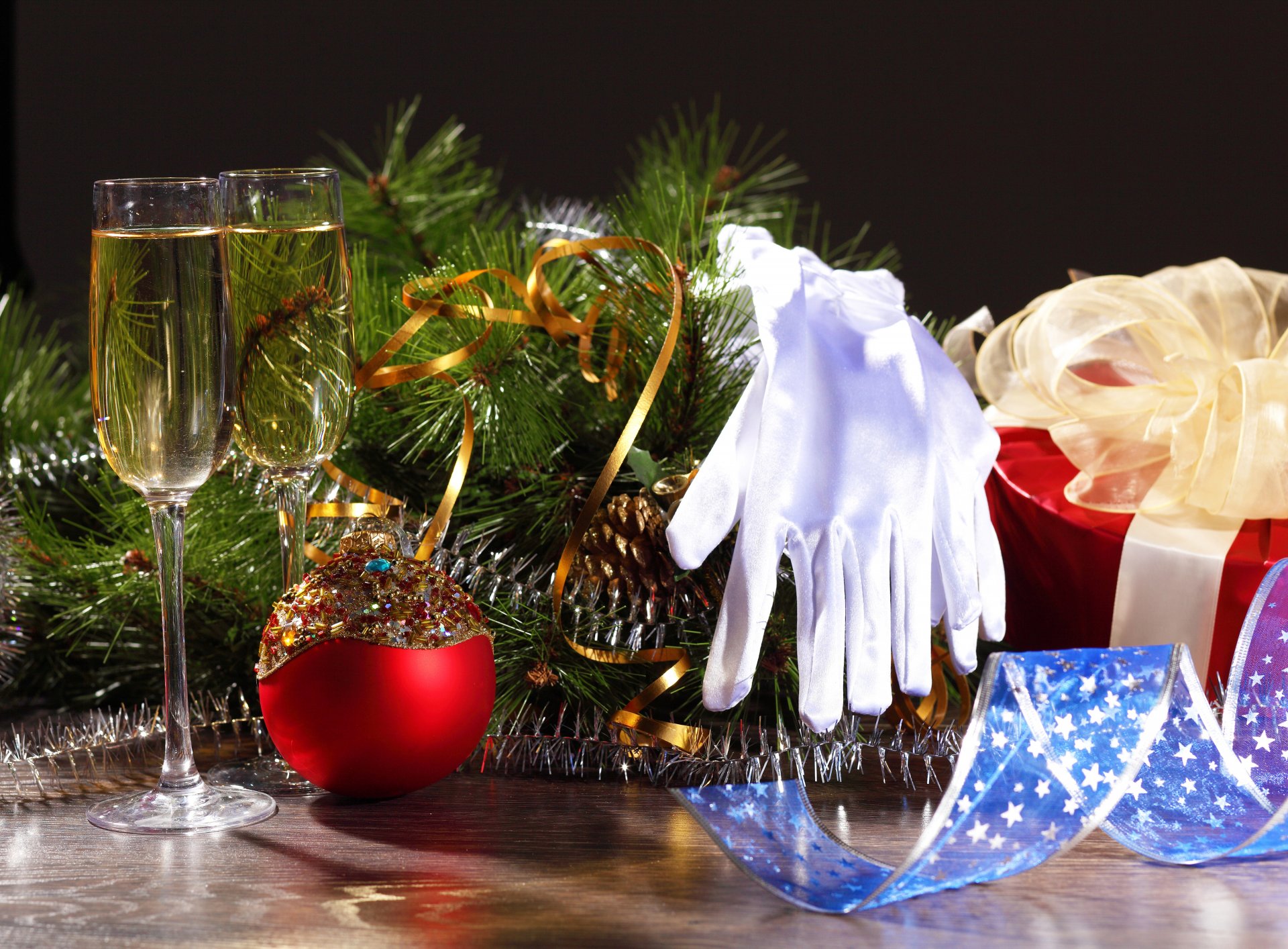 zweige gläser trinken champagner handschuhe weihnachtsschmuck