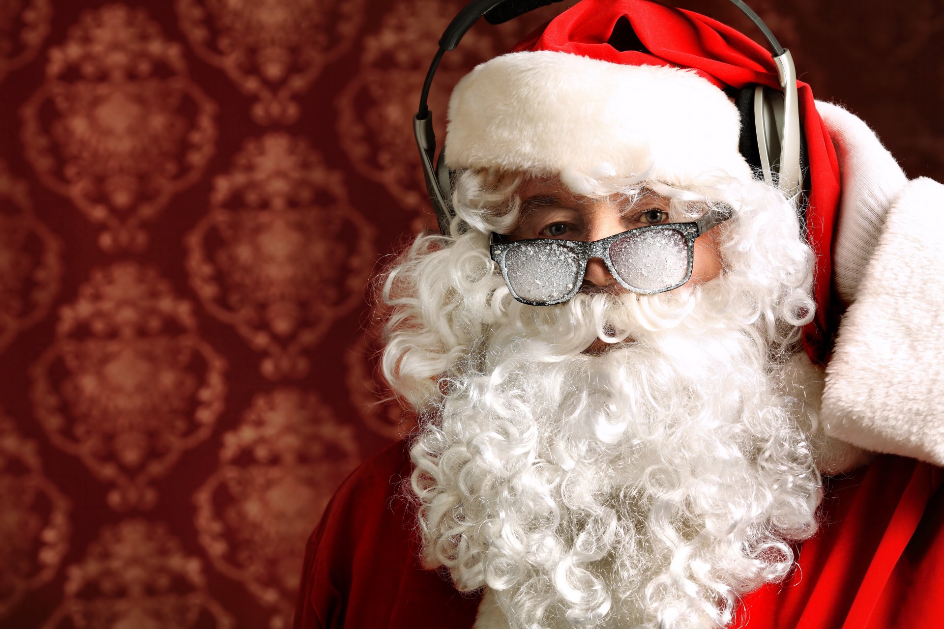 papá noel barba auriculares sueño gorra