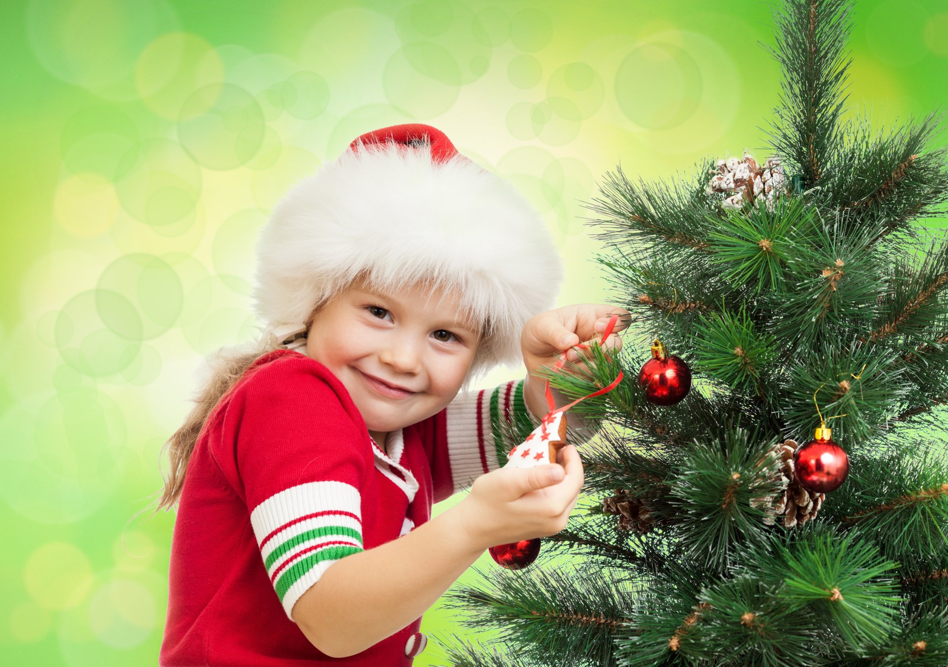 fille yeux bruns sourire chapeau décorations de noël cônes vacances joie