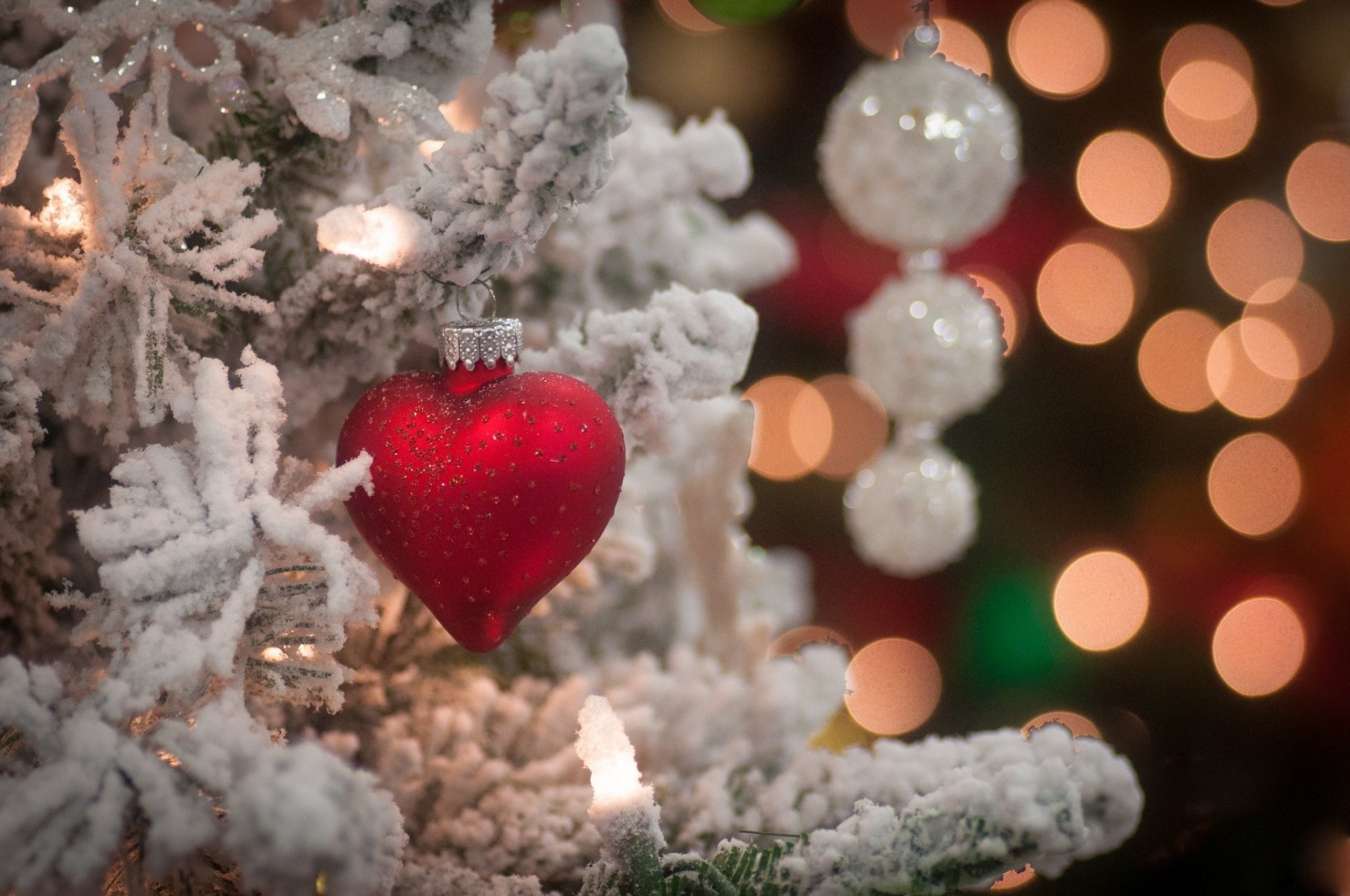 año nuevo vacaciones juguete corazón árbol de navidad ramas nieve