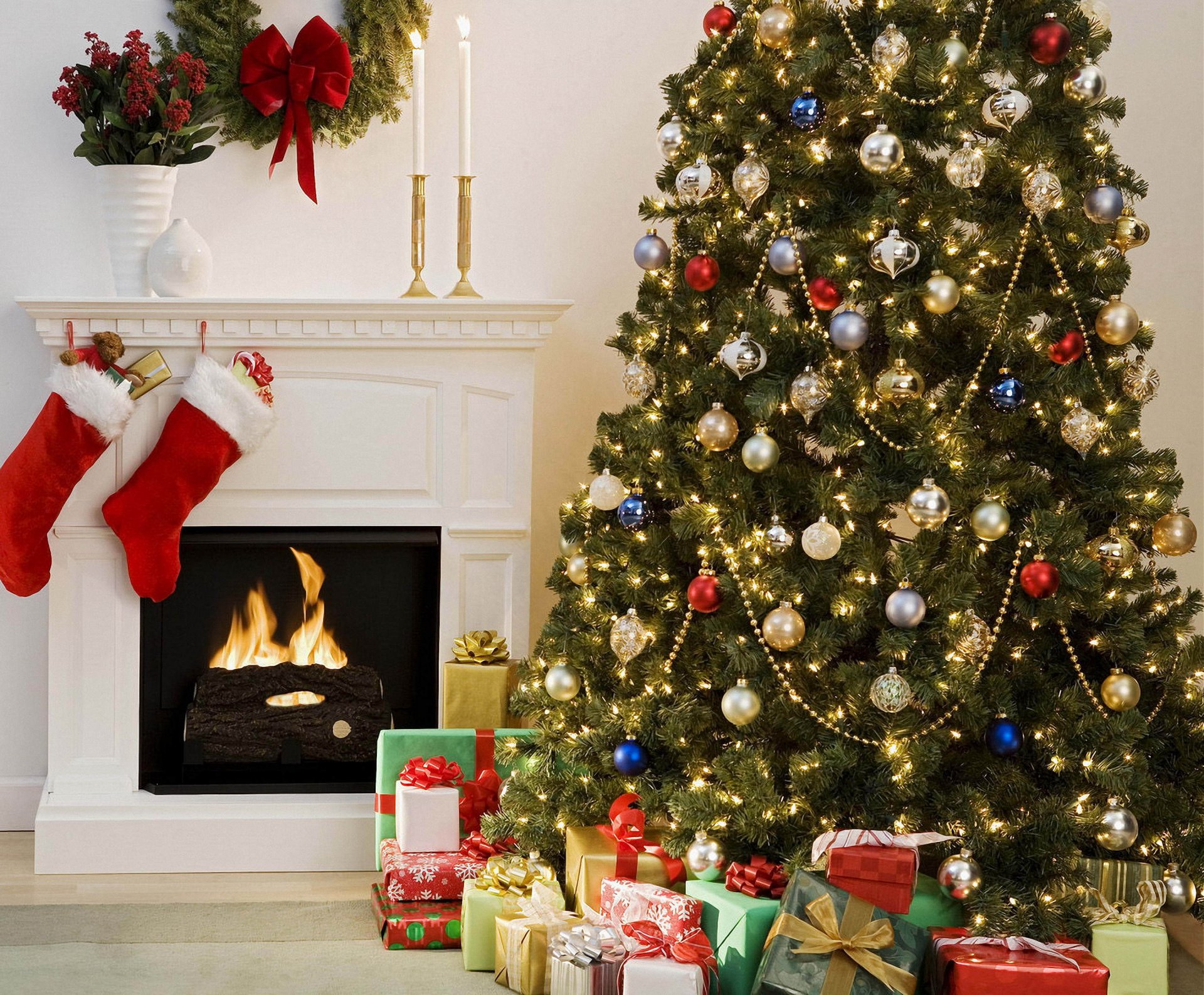 interni di capodanno albero di natale regali decorazioni camino candele vasi ghirlande interni camera capodanno natale orsacchiotto stivale di natale stivale