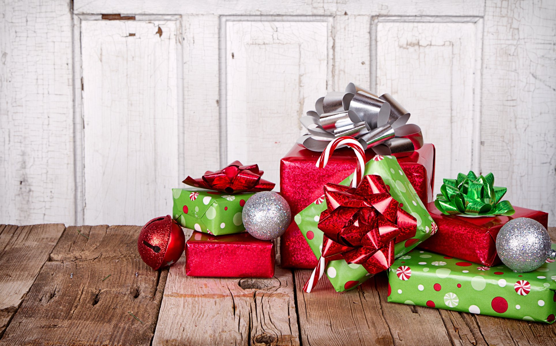 regalos embalaje papel rojo verde cintas cajas mesa bolas juguetes año nuevo navidad