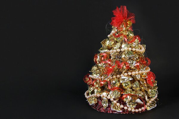 Elegante albero di Natale festivo fatto di caramelle per Natale