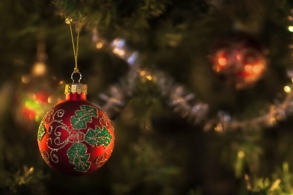 Giocattolo rosso di Natale con il modello appeso sull albero di Natale