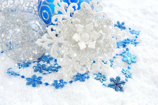 Natale blu, bianco e argento Giocattoli e fiocchi di neve per il nuovo anno