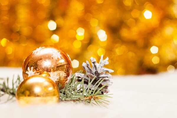 Boules d or de Noël et branche d épinette