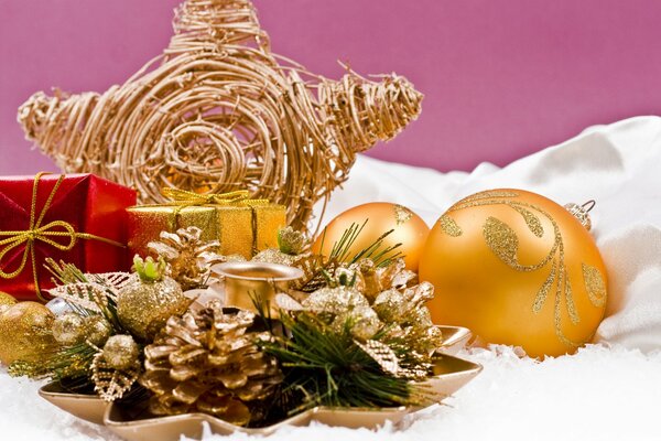 Świąteczny złoty zestaw balonów, szyszek i girland na święta