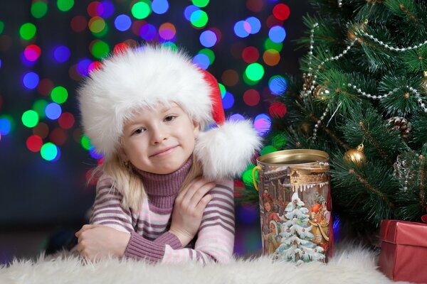 Mädchen mit Pelzmütze am Weihnachtsbaum