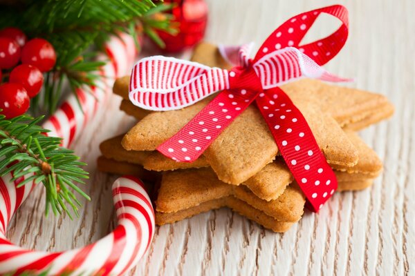 Neujahrslebkuchen und Lutscher unter dem Weihnachtsbaum