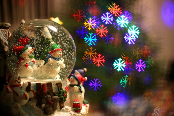 Boule de neige de jouet de Noël avec des flocons de neige brillants