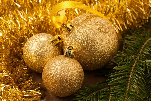 Новый год золотые шарики на елку