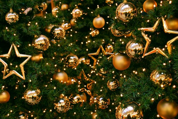 Giocattoli d oro sull albero di Natale