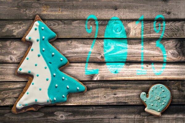 Galletas de año nuevo en glaseado azul y blanco