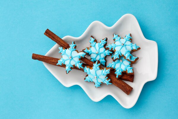 Regalo de año nuevo-palitos de canela y galletas de copo de nieve