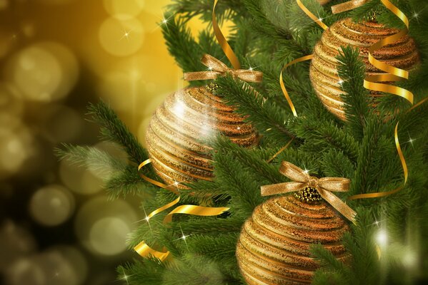 Golden Christmas decorations on a green fir tree