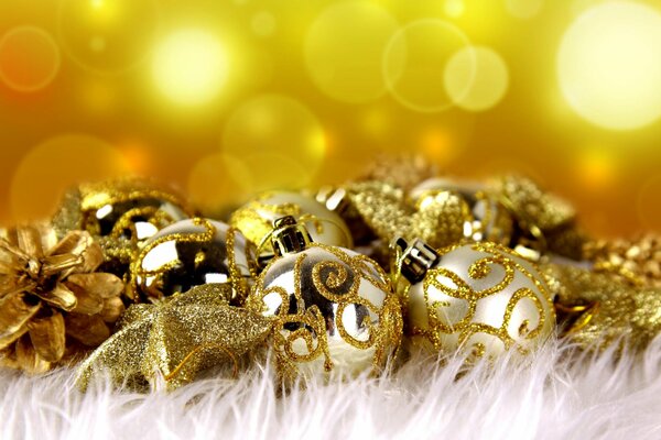 Decorazione natalizia palle d oro